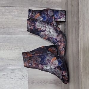ZigiSoho Womens 7 Nydia Floral Tapestry Side Zip‎ Ankle Bootie Metallic Colorful